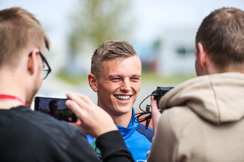 Albert Guðmundsson ræðir við fréttamenn í dag.
