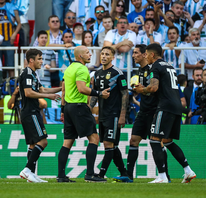 Lucas Biglia (hér númer 5) í leik með Argentínu gegn Íslandi á HM.