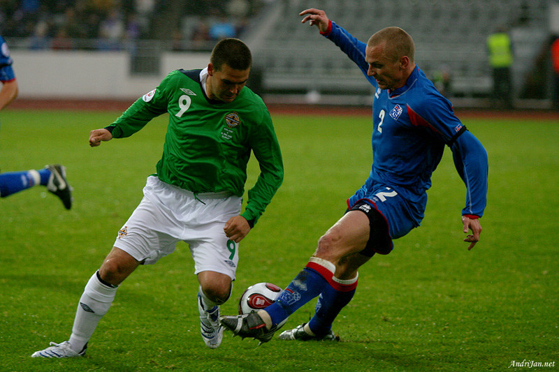 Healy í baráttunni við Kristján Örn Sigurðsson.