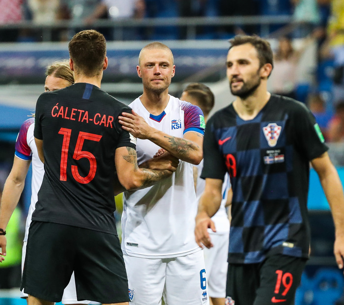 Caleta-Car þakkar Ragnari Sigurðssyni fyrir leikinn eftir leik Króatíu og Íslands á HM.