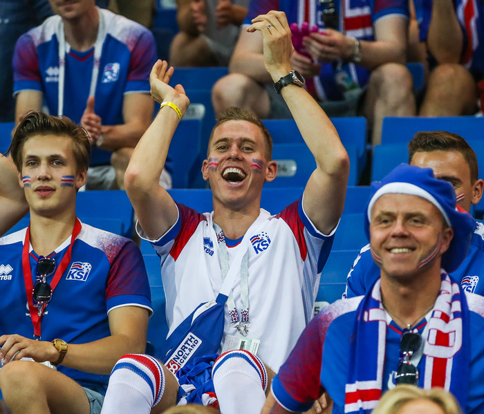 Jón Jónsson í stuði í stúkunni.