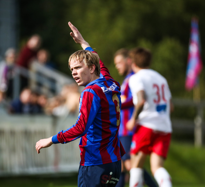 Ósvald Jarl er í vörninni.