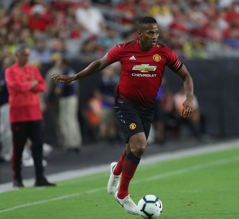 Antonio Valencia leggur skóna á hilluna
