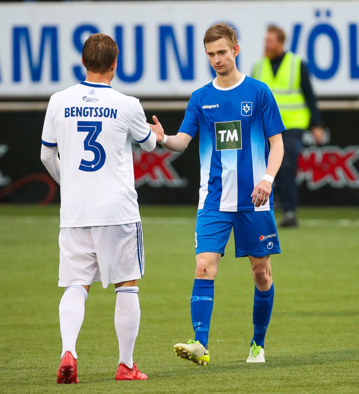 Á móti Pierre Bengtsson leikmanni FCK