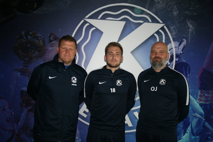 Ivan Aleksic fyrir miðju.