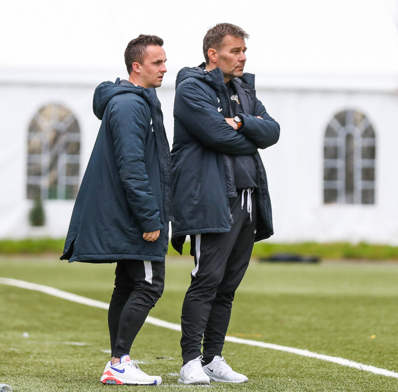 Palli til hægri á myndinni
