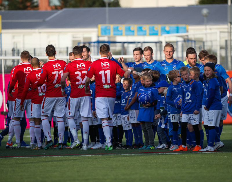 Valur er Íslandsmeistari og Stjarnan bikarmeistari.