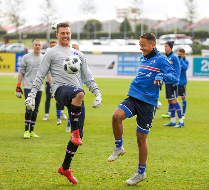 Sindri Kristinn og nýjasti A-landsliðsmaður þjóðarinnar, Mikael Anderson, á U21 landsliðsæfingu.
