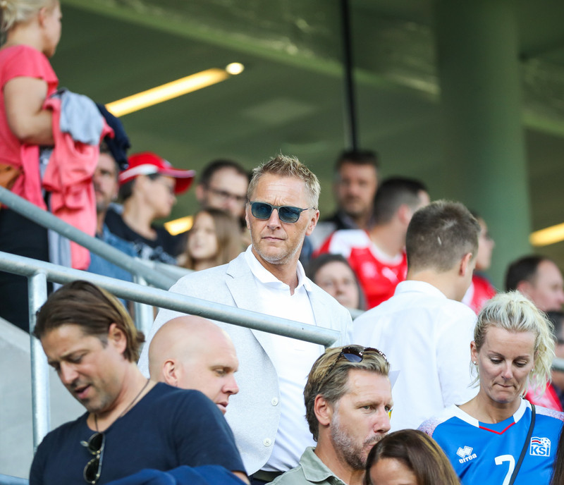 Heimir í stúkunni í Sviss að fylgjast með íslenska landsliðinu.
