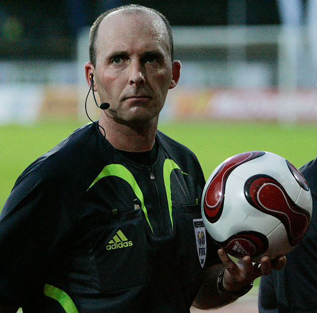 Mike Dean dæmdi í 22 ár í ensku úrvalsdeildinni