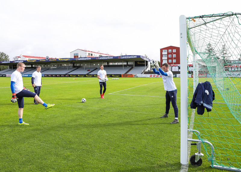 Baráttukveðjur til Tomma í upphitun hjá U21