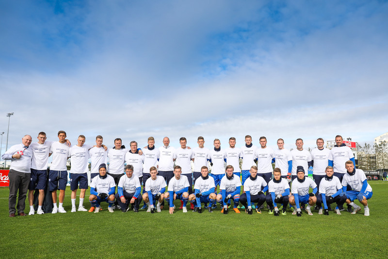 Baráttukveðjur til Tomma í upphitun hjá U21