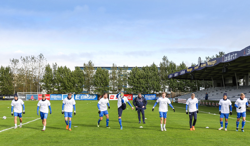 Baráttukveðjur til Tomma í upphitun hjá U21