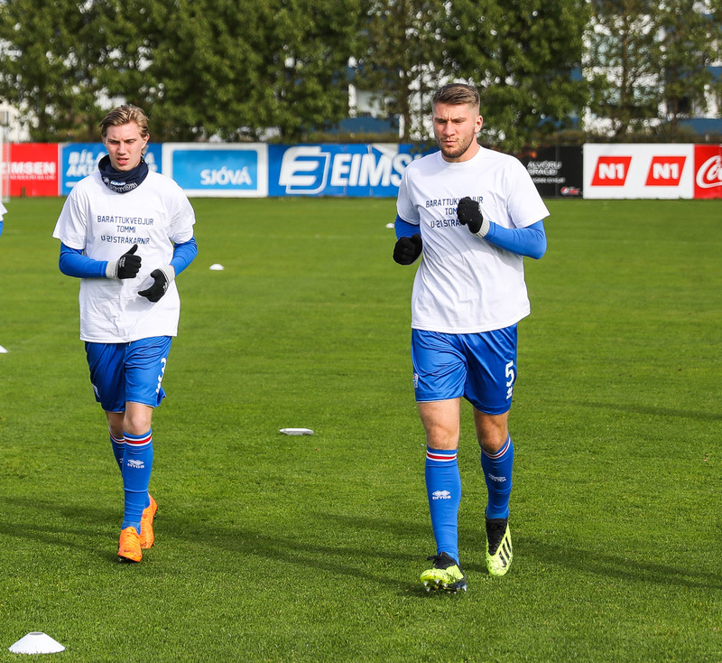 Baráttukveðjur til Tomma í upphitun hjá U21