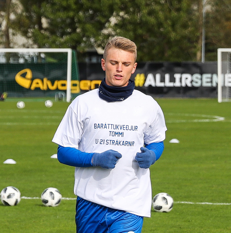 Baráttukveðjur til Tomma í upphitun hjá U21
