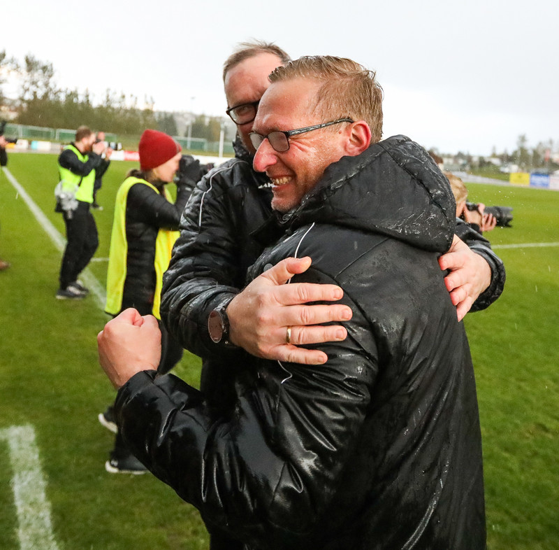 Þorsteinn fagnar Íslandsmeistaratitlinum.