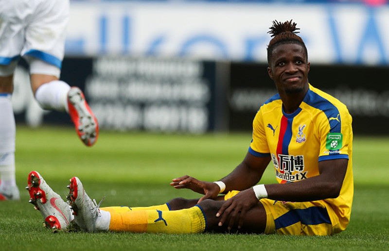 Wilfried Zaha vill að dómarar taki harðar á leikmönnum sem sparka í hann.