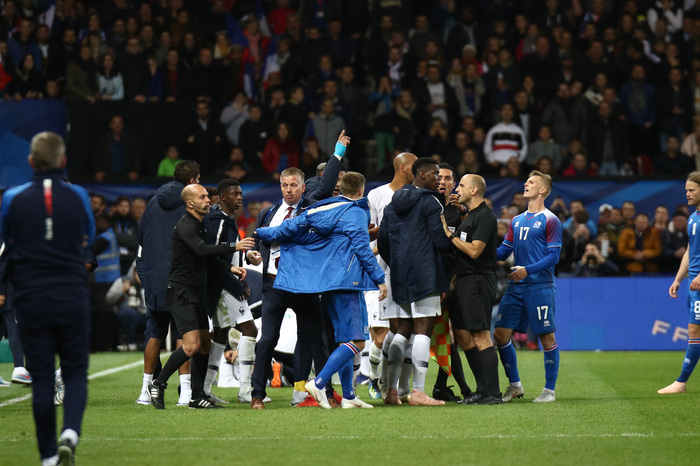 Mikil læti brutust út eftir tæklinguna.  Víðir Reynisson, öryggisvörður KSÍ, mætti meðal annars inn á völlinn til að stilla til friðar.