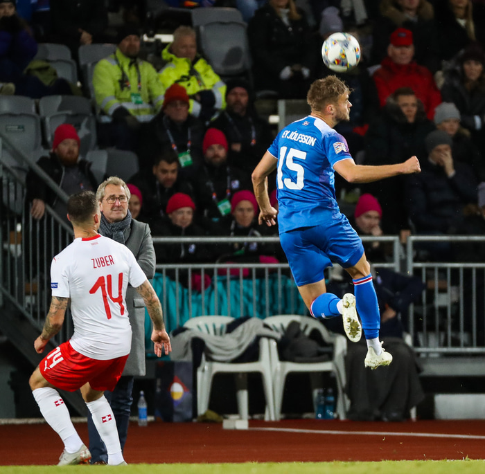 Hólmar Örn í landsleik gegn Sviss fyrir rúmu ári.