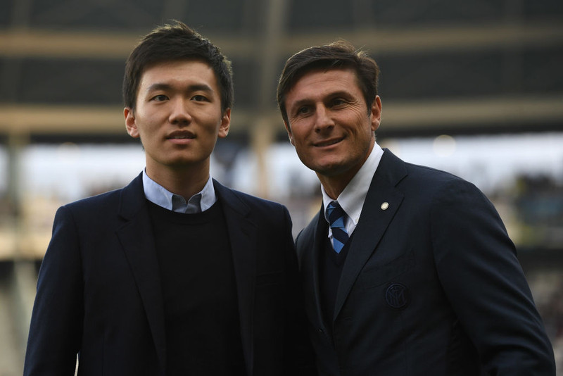 Steven Zhang (t.v.) er eigandi Inter en hann þarf að finna leiðir til að að greiða 375 milljóna evra lán fyrir 20. maí