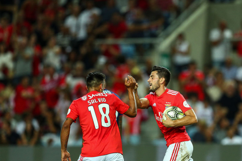 Grýttu rútu Benfica - Tveir á sjúkrahús