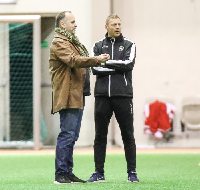 Brynjar Björn fer yfir málin með Tómasi Meyer.