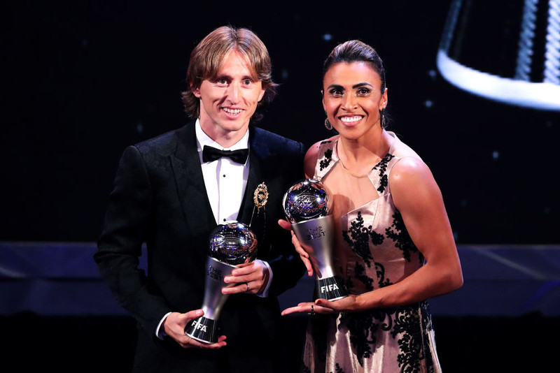 Luka Modric með verðlaunagrip ásamt Mörtu í fyrra.