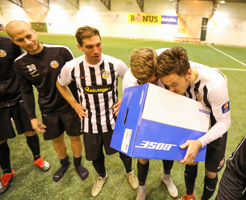 Pálmi Rafn Pálmason og Björgvin Stefánsson kysstu sigurlaunin í leikslok.