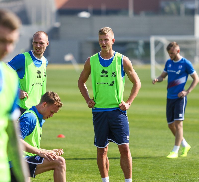 Aron Elís Þrándarson og Óttar Magnús Karlsson á æfingu með landsliðinu.