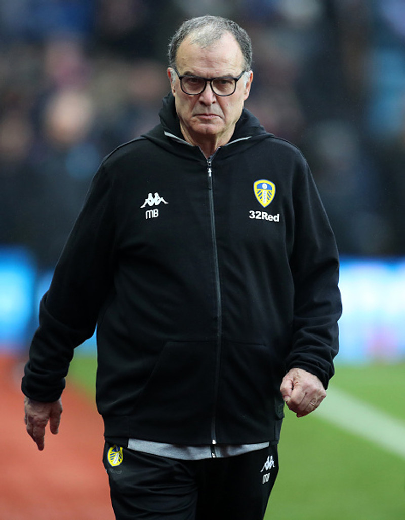 Bielsa röltir á æfingu og heldur þjálfarafundi á kaffihúsi