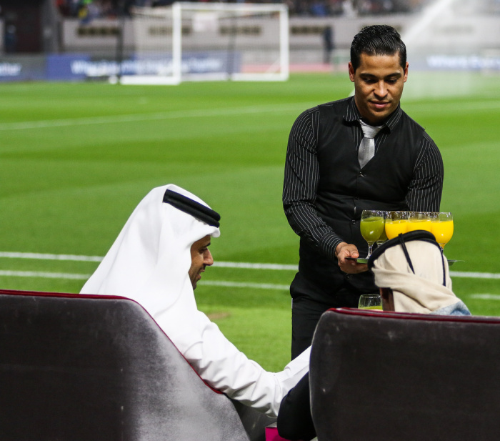 Nasser Al-Khelaifi fær þjónustu á meðan hann horfir á æfingu með PSG.
