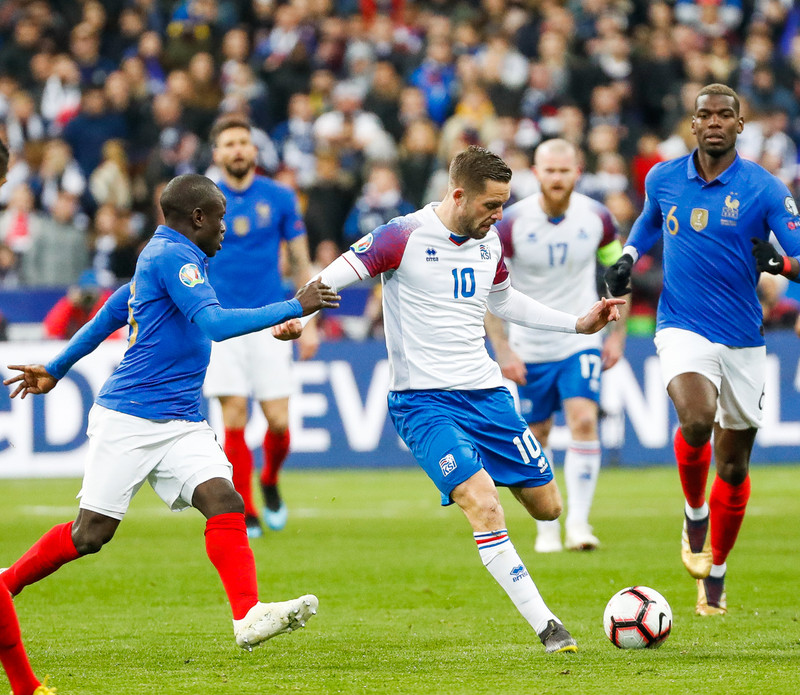 Gylfi í leiknum gegn Frökkum í mars.