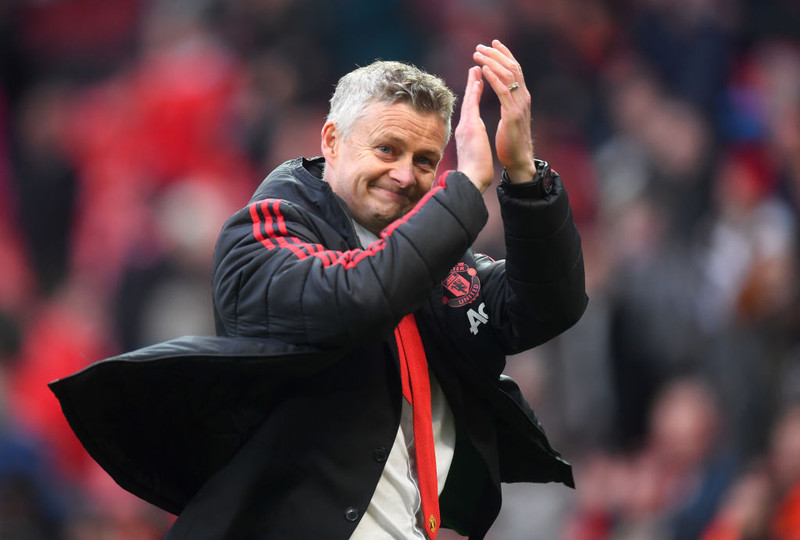 Ole Gunnar þakkar áhorfendum eftir sigurinn í dag.