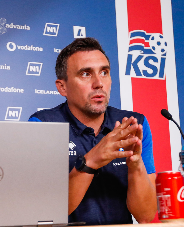 Arnar Þór Viðarsson þjálfari U21 getur gert fleiri skiptingar í leikjum en forverar hans gátu gert.