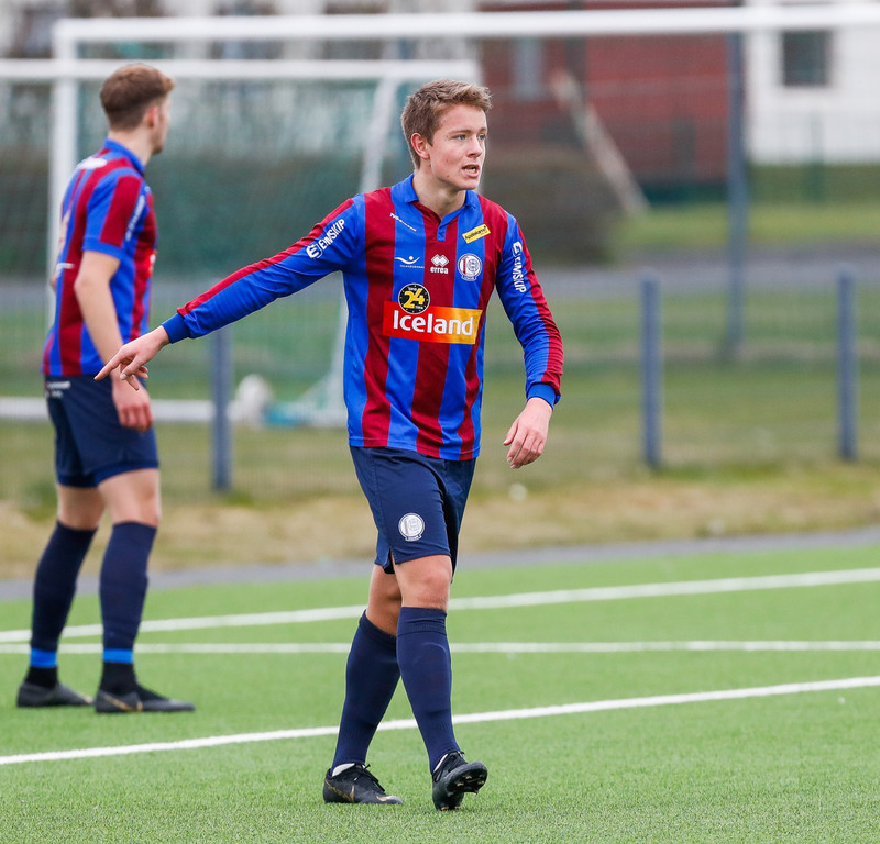 Hjalti Sigurðsson, sem lék með Leikni síðasta sumar, fékk rautt spjald snemma leiks hjá KR.