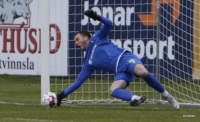 Aron Snær ver víti Pálma.