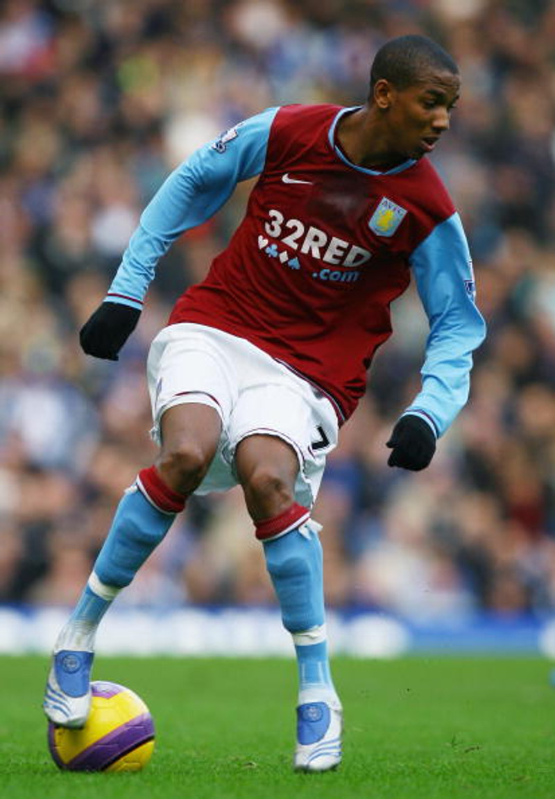 Young í viðræðum við Aston Villa
