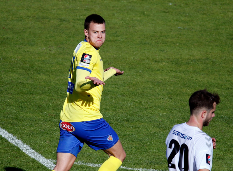 Í fótspor föður og frænda