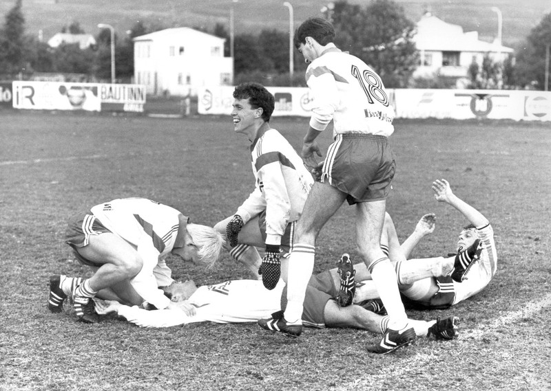 Halldór Áskelsson, föðurbróðir Nökkva Þeys, liggjandi á vellinum, eftir að hann gerði fimmta mark sitt í deildarleik gegn FH á Akureyrarvelli í síðustu umferð Íslandsmótsins 1985. Þarna fagna honum Siguróli Kristjánsson, Arni Stefansson og Sigurður Bjarnar Pálsson.
