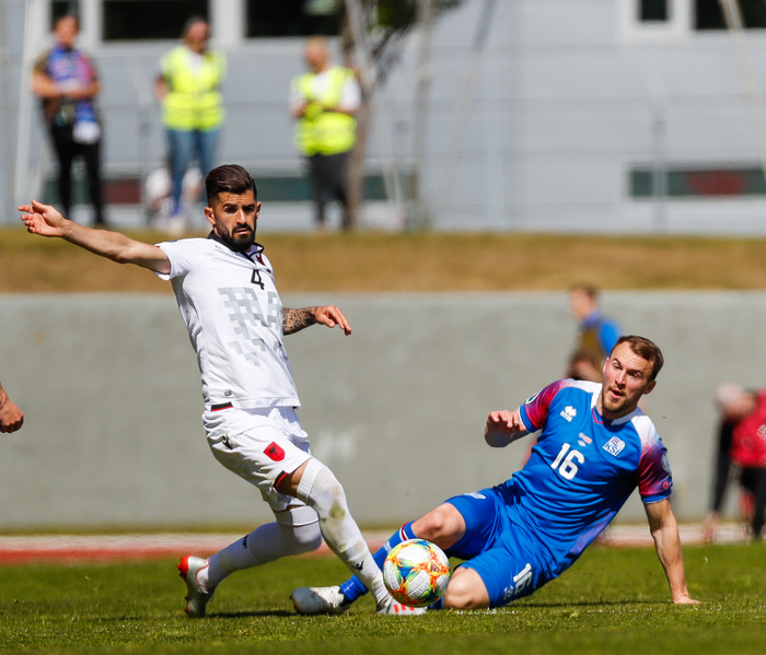 Hysaj í baráttunni við Rúnar Má Sigurjónsson.