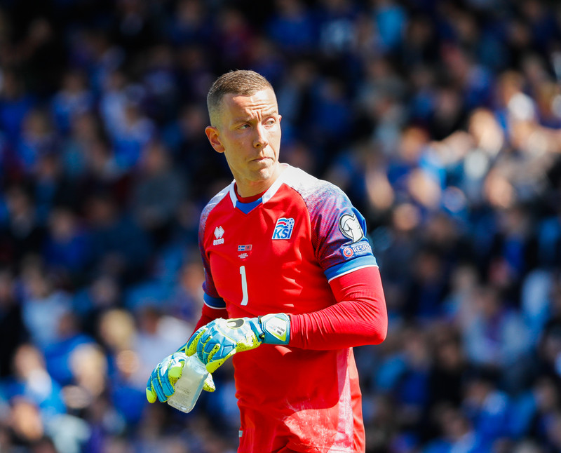 Hannes leikur sér í snjónum - Hvetur fólk til að fara út að hreyfa sig