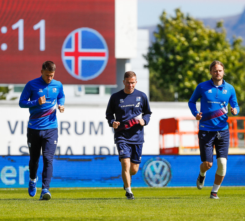 Friðrik Ellert Jónsson skokkar með Jóhanni Berg og Birki Bjarna.
