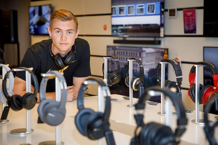 Tryggvi Hrafn með verðlaun sín frá Origo sem voru Sony heyrnartól.
