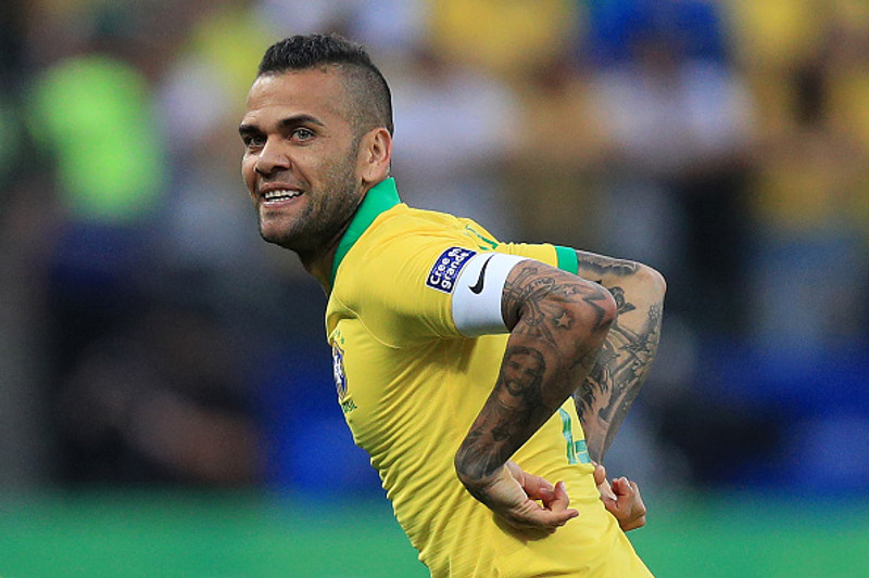 Dani Alves gæti snúð aftur til Evrópu