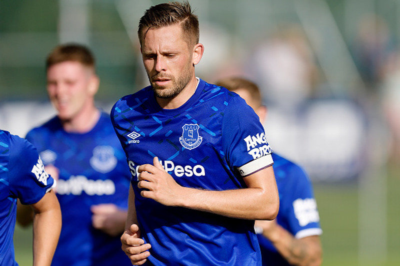 Gylfi mætir Aston Villa í kvöld.