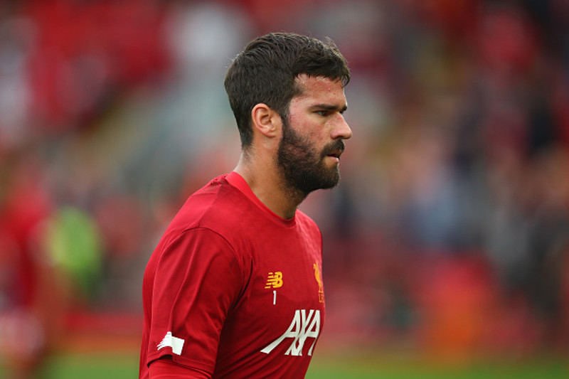 Alisson varði vel frá Fernandes og Pogba.