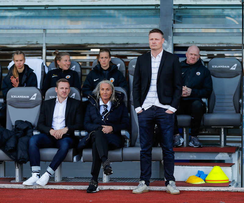 Kalli ásamt teymi sínu á Laugardalsvelli