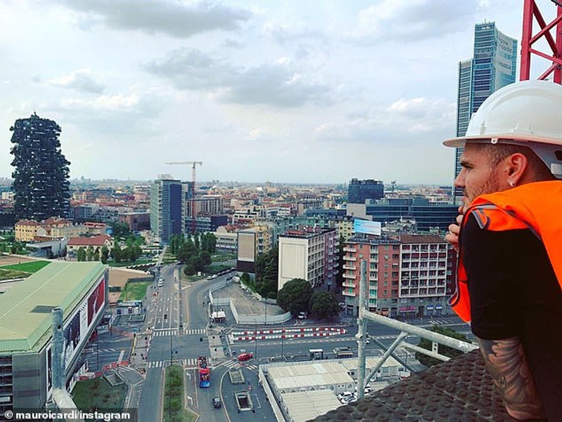 Icardi skoðar útsýnið.