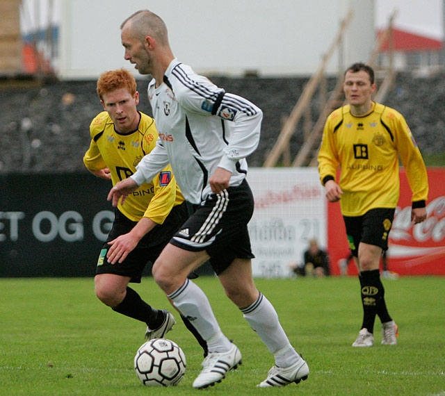 Dennis Siim átti að vera í banni en spilaði gegn Keflavík.