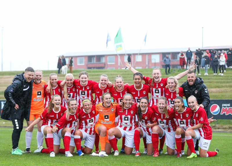 Þróttur fagnar á Akranesvelli í kvöld.